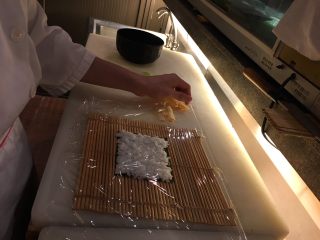 3、迷你水果寿司????,保鲜膜盖上