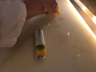 6、迷你水果寿司????,放上芒果猕猴桃