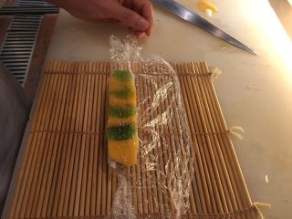 7、迷你水果寿司????,保鲜膜包起来