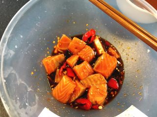 1、秘制煎三文鱼,切好的三文鱼加入酱汁中 搅拌均匀