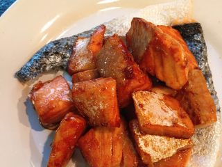 2、秘制煎三文鱼,煎好装盘