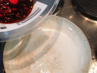 3、秘制煎三文鱼,小火热油 腌鱼的酱汁倒入锅中