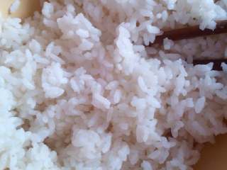 1、自制寿司,大米用寿司醋拌好