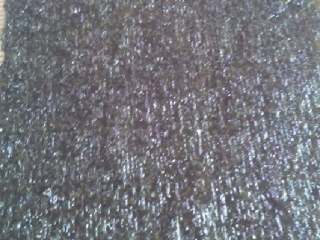 2、自制寿司,竹帘上面铺上一片海苔