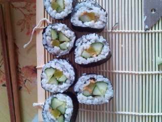 6、自制寿司,用寿司刀切成小段