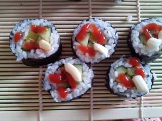 7、自制寿司,上面放入番茄酱  沙拉酱  成了  