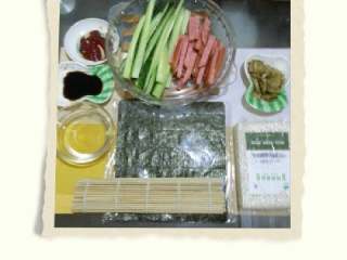 2、寿司,把黄瓜，火腿都切成条备用