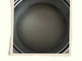 3、寿司,把大米或者江米放到锅里加适量的水开始蒸制