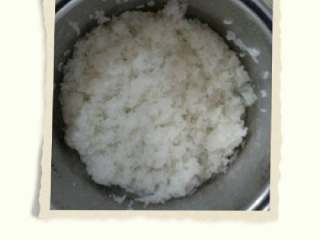 4、寿司,蒸好后，打散凉凉方便铺到海苔片上