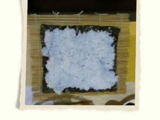 5、寿司,把凉凉的米粒均匀的涂抹在海苔上，不要太多
