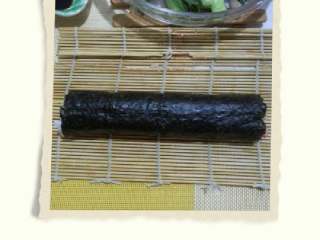 7、寿司,卷成后，放置一下，把刀上沾点水方便切成块