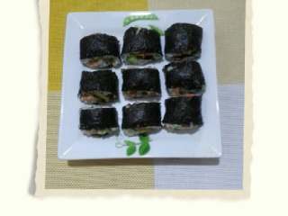 8、寿司,切好后，装盘即可。