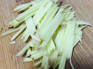 2、宵夜嗨起来—自制美味花甲粉,姜切丝