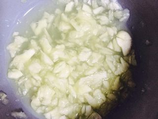 3、宵夜嗨起来—自制美味花甲粉,蒜切末，捣碎后加水调成蒜泥汁（这步不能省，是好吃的关键）