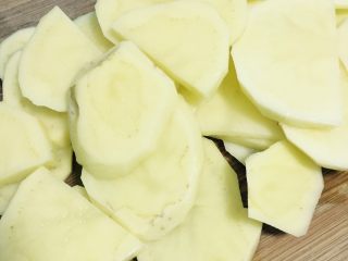 4、宵夜嗨起来—自制美味花甲粉,土豆洗净去皮切片