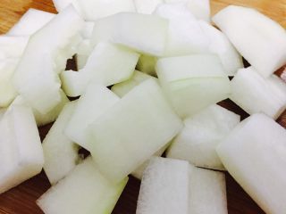 5、宵夜嗨起来—自制美味花甲粉,冬瓜去皮去瓤切小块或厚片