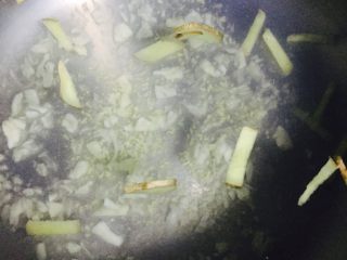 7、宵夜嗨起来—自制美味花甲粉,水开后加入蒜泥汁、姜丝