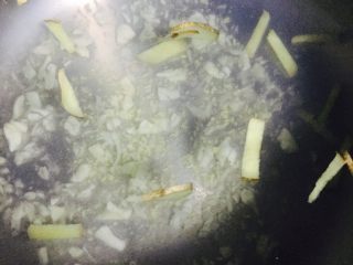 8、宵夜嗨起来—自制美味花甲粉,加入盐、鸡精调味