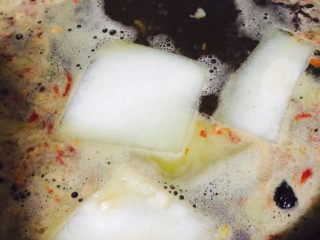 11、宵夜嗨起来—自制美味花甲粉,锅底煮两分钟后下冬瓜、土豆，花甲，粉丝继续炖煮，然后加入豆瓣酱、蚝油调味。