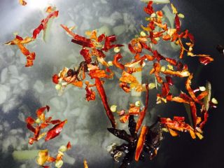 10、宵夜嗨起来—自制美味花甲粉,加少量干辣椒继续煮