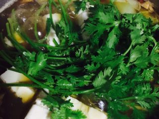 12、宵夜嗨起来—自制美味花甲粉,等锅内食材煮熟后，下嫩豆腐和香菜，小火继续煮开一分钟即可