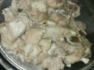 1、自制【清汤火锅】,先用温水泡一下，然后烧开水， 去除血水捞起备用。