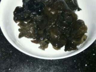 2、自制【清汤火锅】, 木耳，山药洗干净备用。