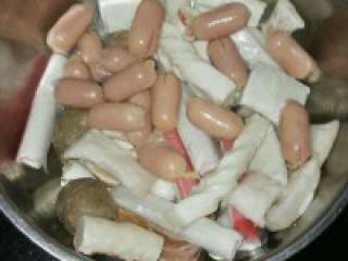 3、自制【清汤火锅】,超市买的鱼丸材料备用。根据个人喜好，放入多少。