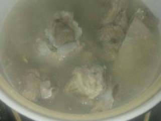 5、自制【清汤火锅】,把煮熟的肉汤（高汤）放入砂锅 中，中火半小时，后转小火1小时， 这时的肉汤骨髓都出来。