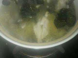 6、自制【清汤火锅】,在将木耳，山药，鸡爪，放入， 小火半小时即可。