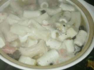 7、自制【清汤火锅】,最后在将鱼丸放入锅里，小火煮 着吃。放入适当的盐和其它食物。