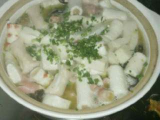 8、自制【清汤火锅】,完成好的清汤火锅，家人 都很喜欢，吃了对身体好喔！