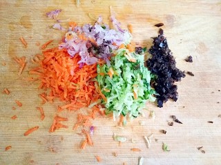 2、厚蛋烧――快手复刻美味,将胡萝卜，黄瓜，洋葱，水发木耳尽量切成碎末。