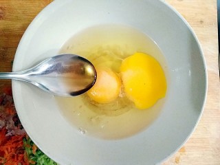 3、厚蛋烧――快手复刻美味,将鸡蛋打进碗中，加适量的盐和一小勺料酒，搅打均匀。