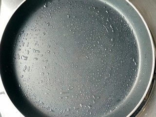 5、厚蛋烧――快手复刻美味,平底不粘锅中刷一层橄榄油，小火预热一下。