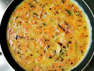 6、厚蛋烧――快手复刻美味,倒入部分蛋液至铺满锅底，注意蛋液厚度要适中，不要铺的太厚，不易熟。