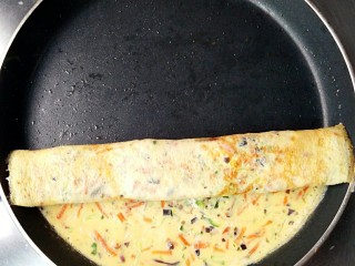 7、厚蛋烧――快手复刻美味,到蛋液快凝固时从上往下卷起至末端。