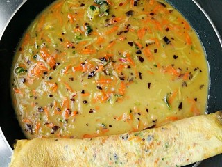 8、厚蛋烧――快手复刻美味,在锅子里继续倒入蛋液，并重复以上步骤，直至蛋液用完。