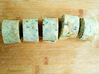 9、厚蛋烧――快手复刻美味,卷好后的厚蛋烧用刀分等份切开。