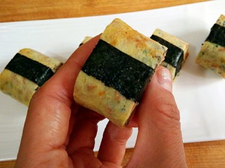 10、厚蛋烧――快手复刻美味,根据个人喜好，可以在厚蛋烧外面裹一层海苔，吃起来口味更多元化，营养更丰富。
