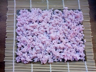 6、樱花寿司,均匀的铺上粉色米饭。