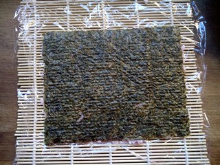 8、樱花寿司,翻转过来，让保鲜膜在下面，海苔在上面。