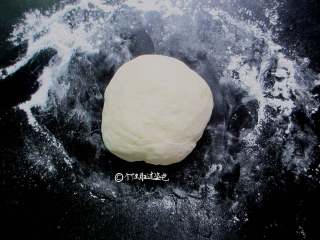 3、蒜蓉芝麻酱拌面,准备250克面粉，125克水混合均匀揉成光滑的面团，大约揉十分钟，盖上保鲜膜静置十五分钟，拿出面团在砧板上再次揉十分钟，增加面团韧性，然后再盖上保鲜膜醒十五分钟