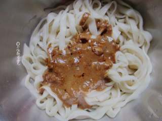 7、蒜蓉芝麻酱拌面,过凉后的面条沥干水分浇上调料即可食用