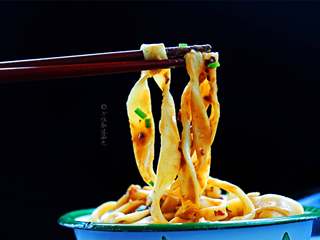 9、蒜蓉芝麻酱拌面,吃面条总喜欢加点芝麻酱里面，拌的浓稠的面面才是我的最爱！