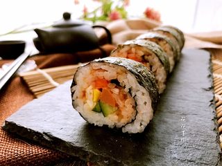 6、快手紫菜包饭,用锋利的刀切好紫菜包饭。