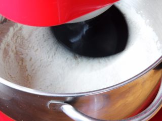 1、起酥面包,将高筋粉、奶粉、泡打粉、盐和细砂糖倒入厨师机搅拌均匀。