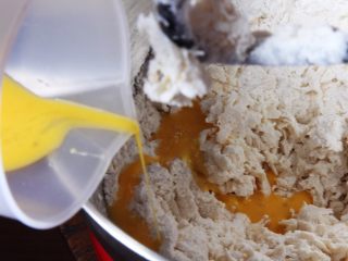 3、起酥面包,鸡蛋打散后倒入厨师机内搅拌。