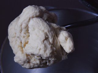 4、起酥面包,启动厨师机二档速度搅拌。