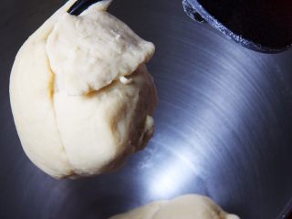 5、起酥面包,时间20分钟,检查面团硬湿度。